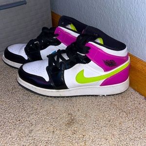 JORDAN 1!!! (Mid) authentic, no box but will be  packaged in a regular box.